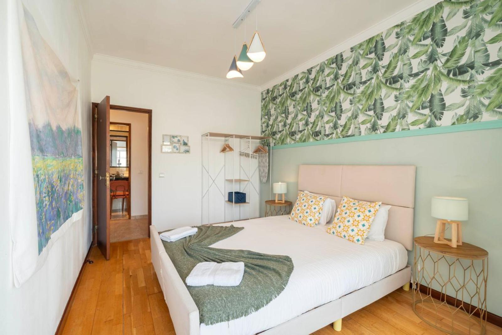 Cozy Apartment In Central Almada W Swing Chairs Extérieur photo
