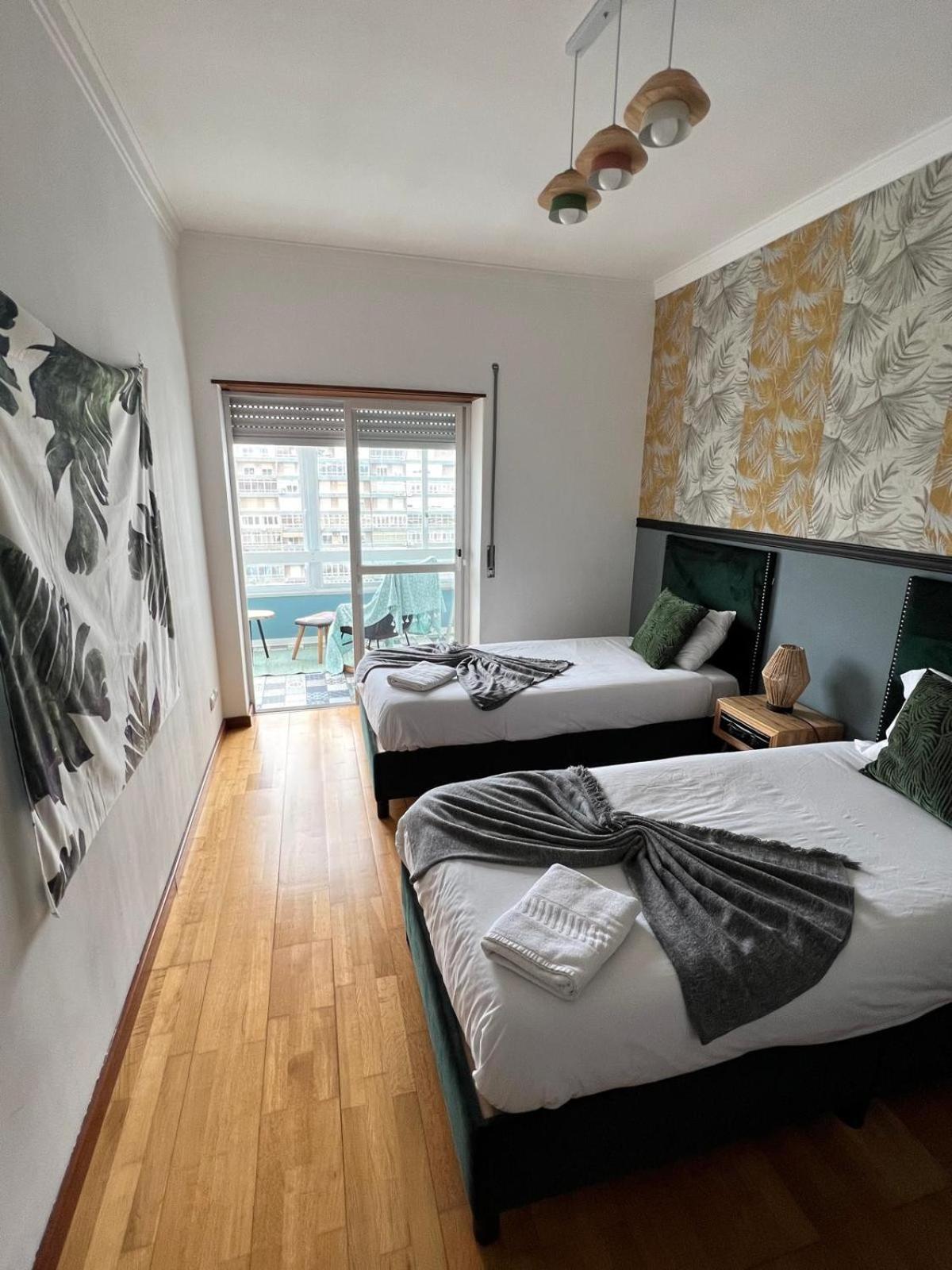 Cozy Apartment In Central Almada W Swing Chairs Extérieur photo