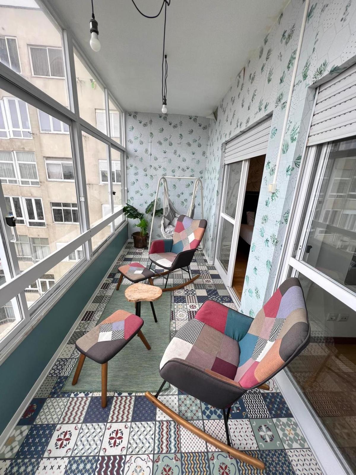 Cozy Apartment In Central Almada W Swing Chairs Extérieur photo