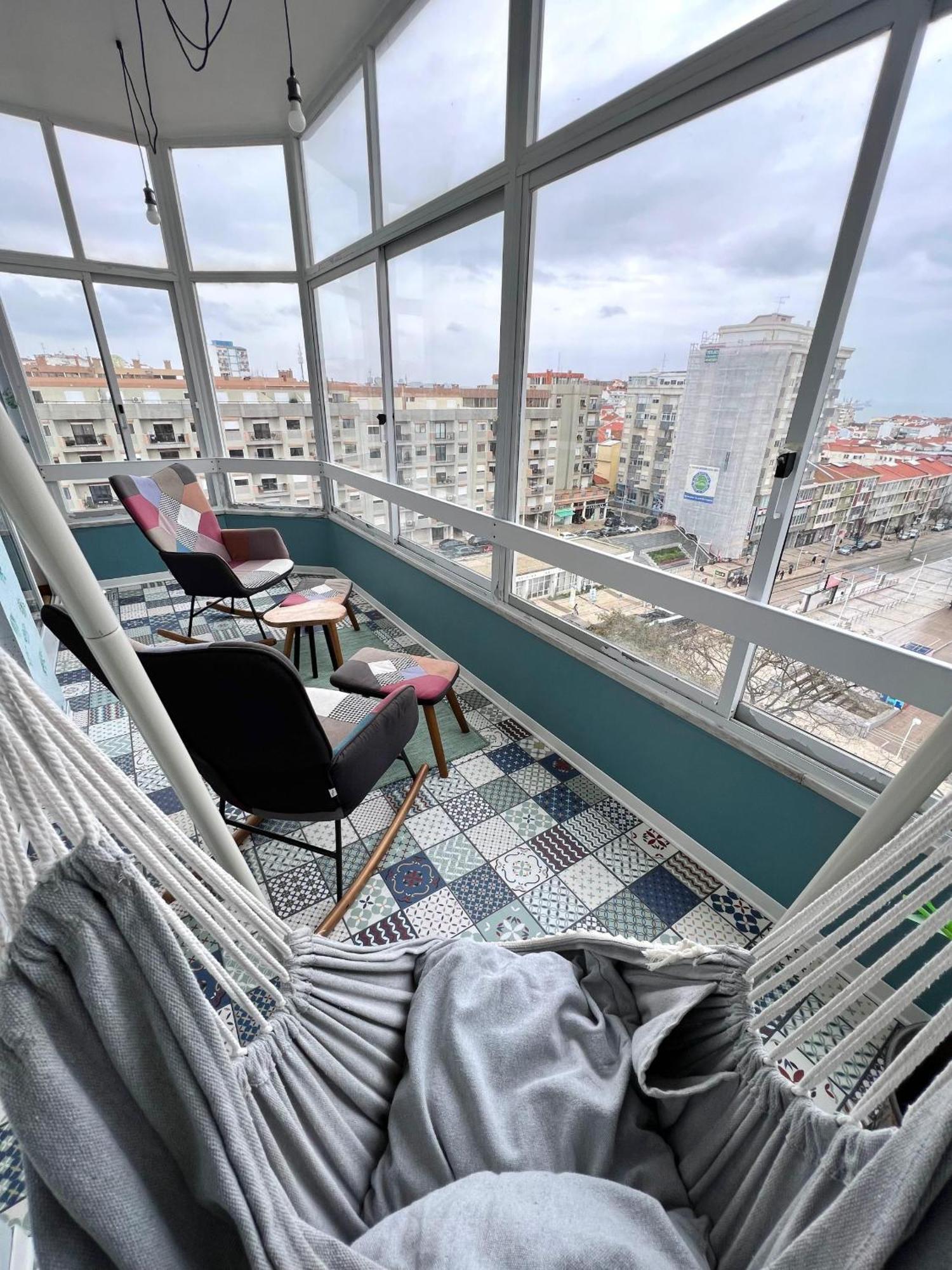 Cozy Apartment In Central Almada W Swing Chairs Extérieur photo