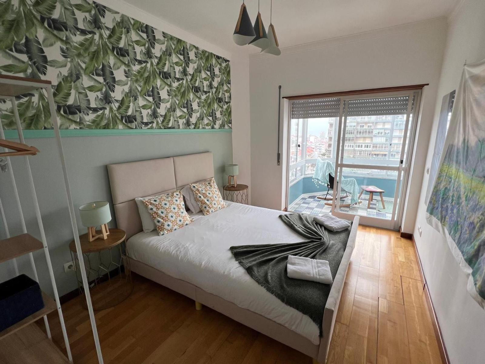 Cozy Apartment In Central Almada W Swing Chairs Extérieur photo